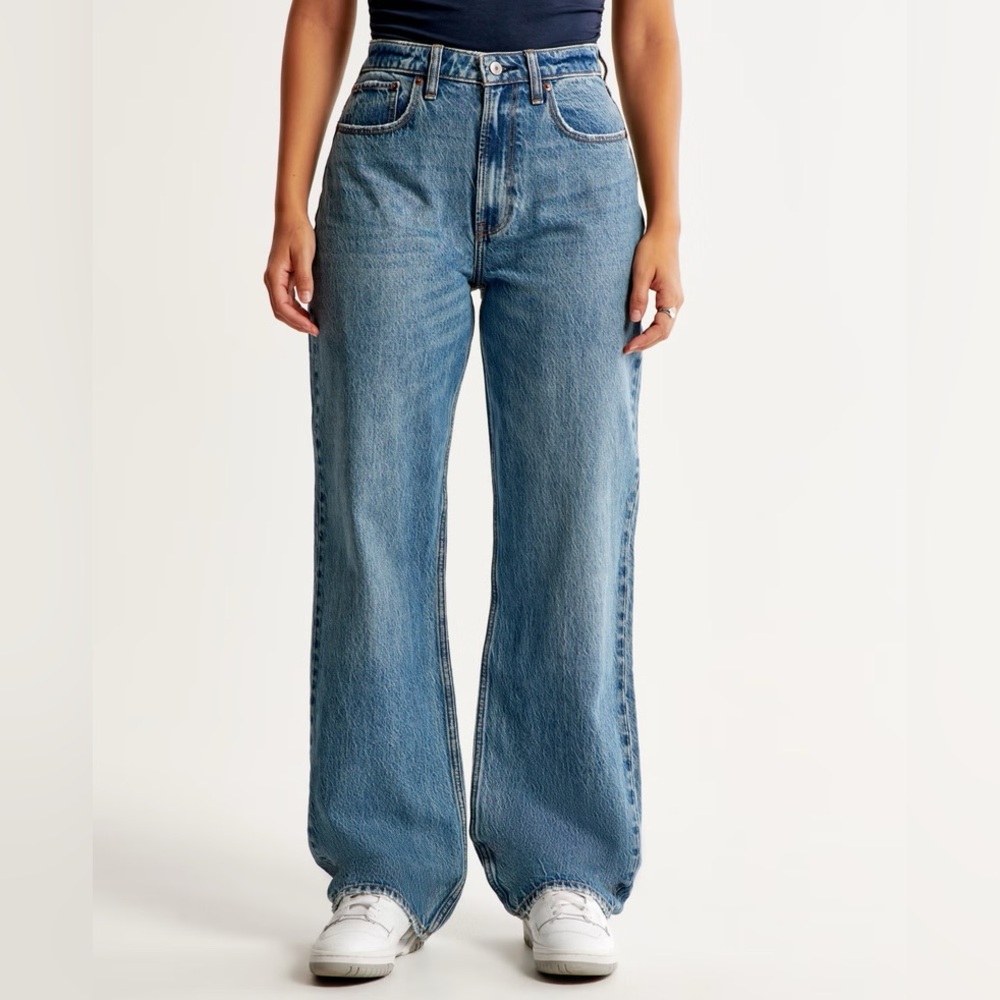 New with tags, Curve Love High Rise Loose Jean, Abercrombie, size 30 short